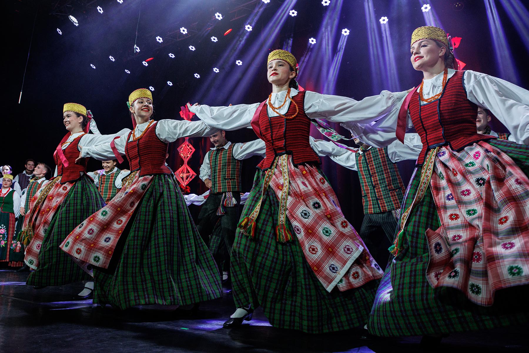 „Wilia” łączy tradycyjne polskie tańce i pieśni z pełną energii choreografią, co czyni występy zespołu prawdziwą ucztą dla oczu i uszu.