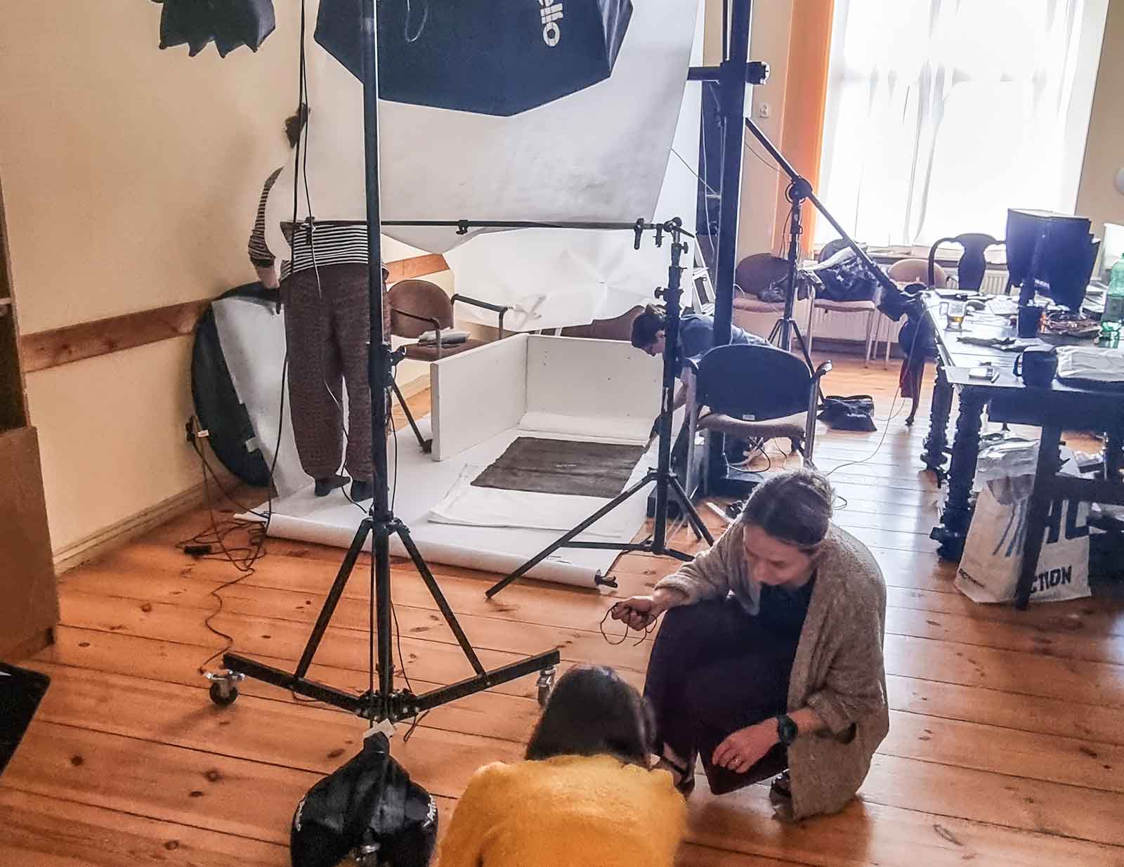 W sali kapituły klasztoru urządzono studio do fotografowania odnalezionych dzieł z Wilna.