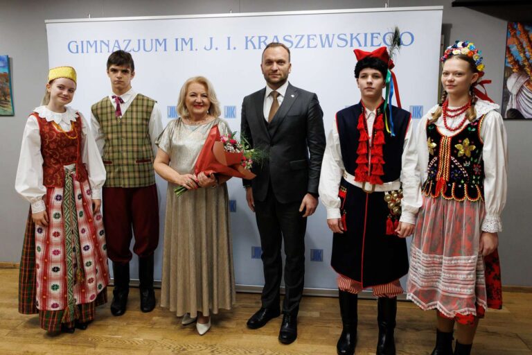 Dyrektor Gimnazjum im. J.I. Kraszewskiego w Wilnie Helena Juchniewicz oraz Dainius Babilas, szef Departamentu Mniejszości Narodowych.