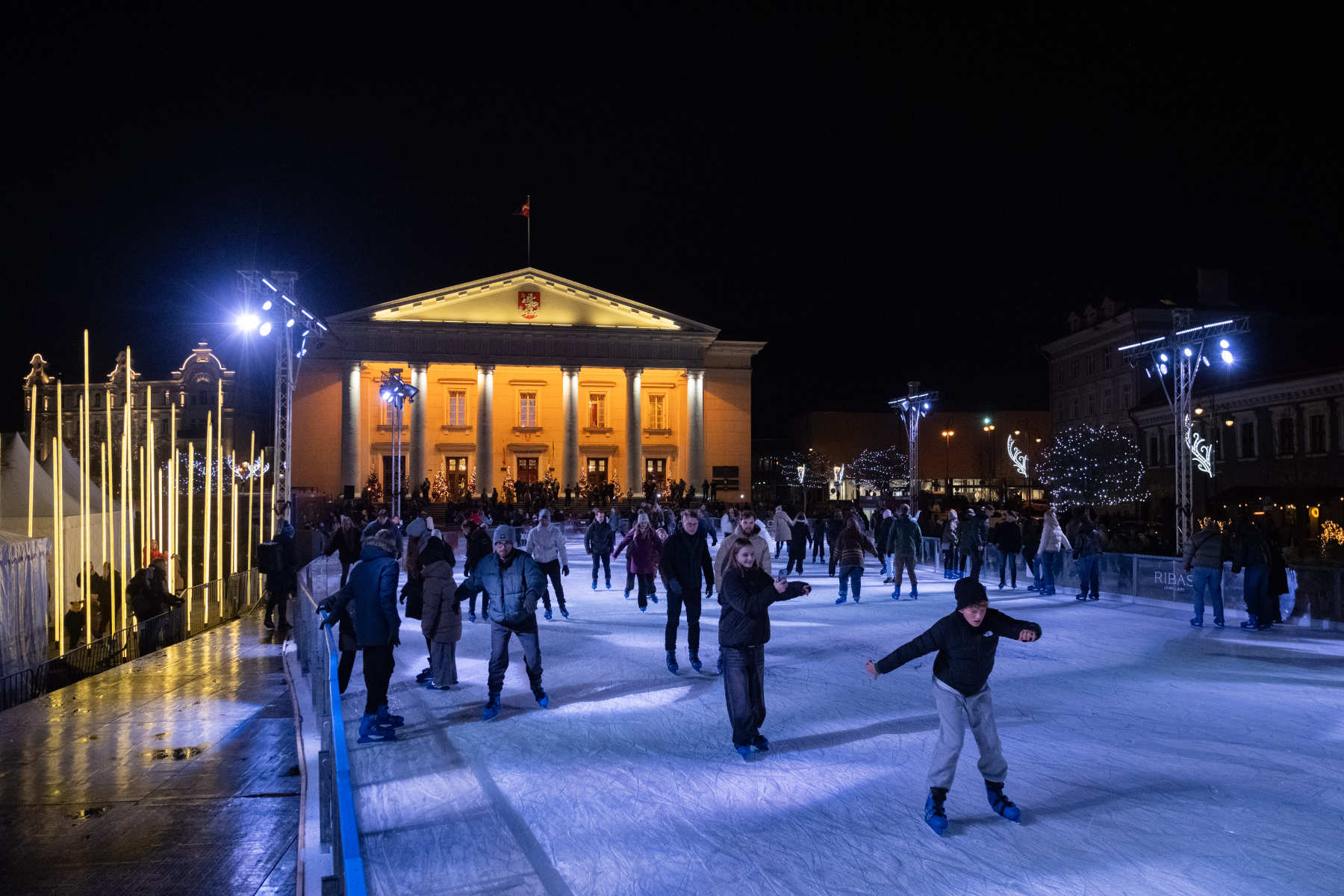 ELTA5147247 Vilnius, 2024 m. Lapkričio 30 d. (ELTA). Vilniaus ledas Rotušės aikštėje. 2024.11.30 20:35:48. Ervin Rauluševičius (ELTA)