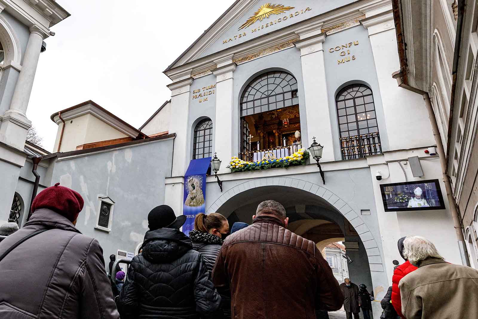 Ludzie przed Ostrą Bramą.