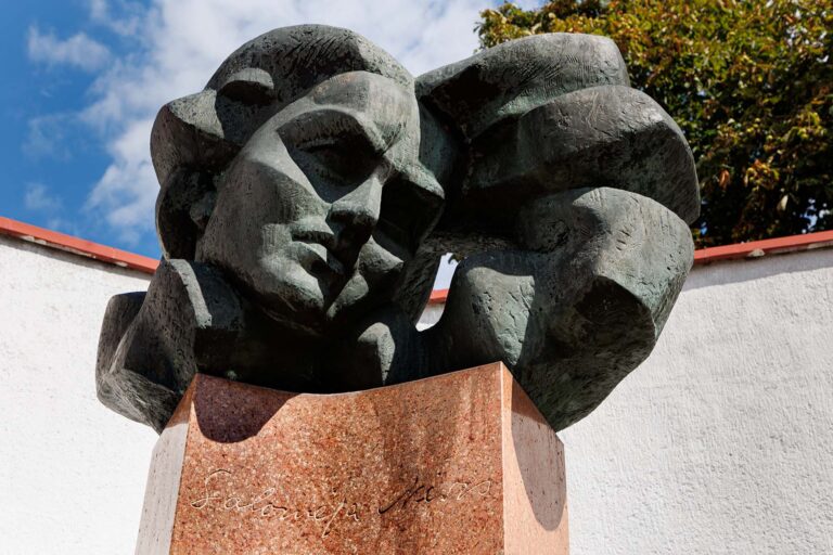 Rzeźba Salomėi Nėris została umiejscowiona w 1974 r. w pobliżu gimnazjum noszącym wówczas jej imię (obecnie gimnazjum Vyčio) przy ul. Wileńskiej 15.