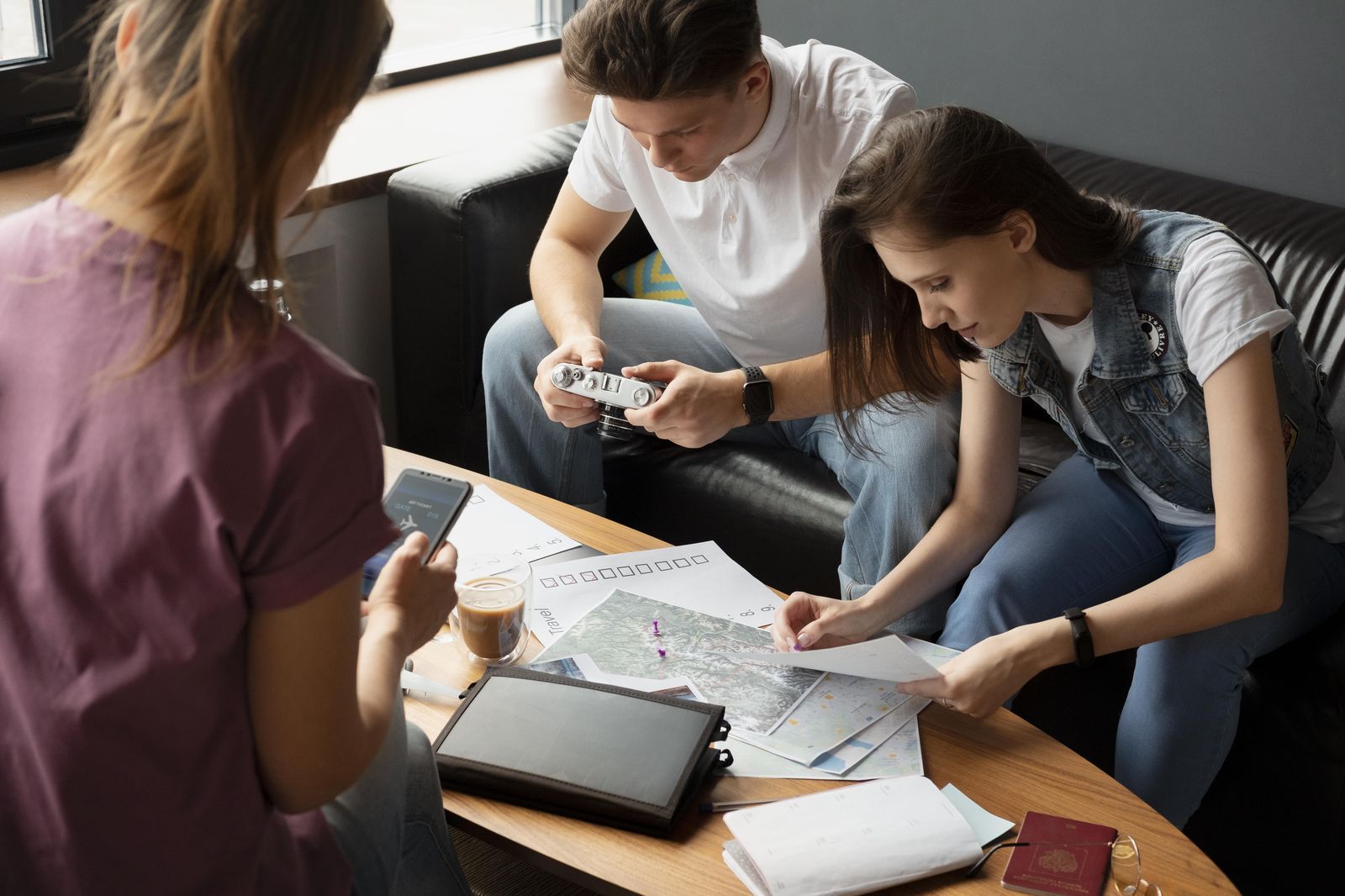 Młodzież za stołem.