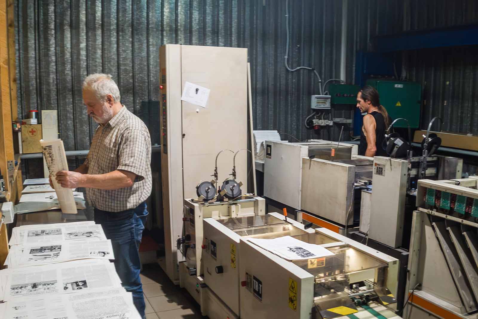 SPOL-kolor-2025-11-27 Zygmunt Klonowski i Damian Finer w drukarni.