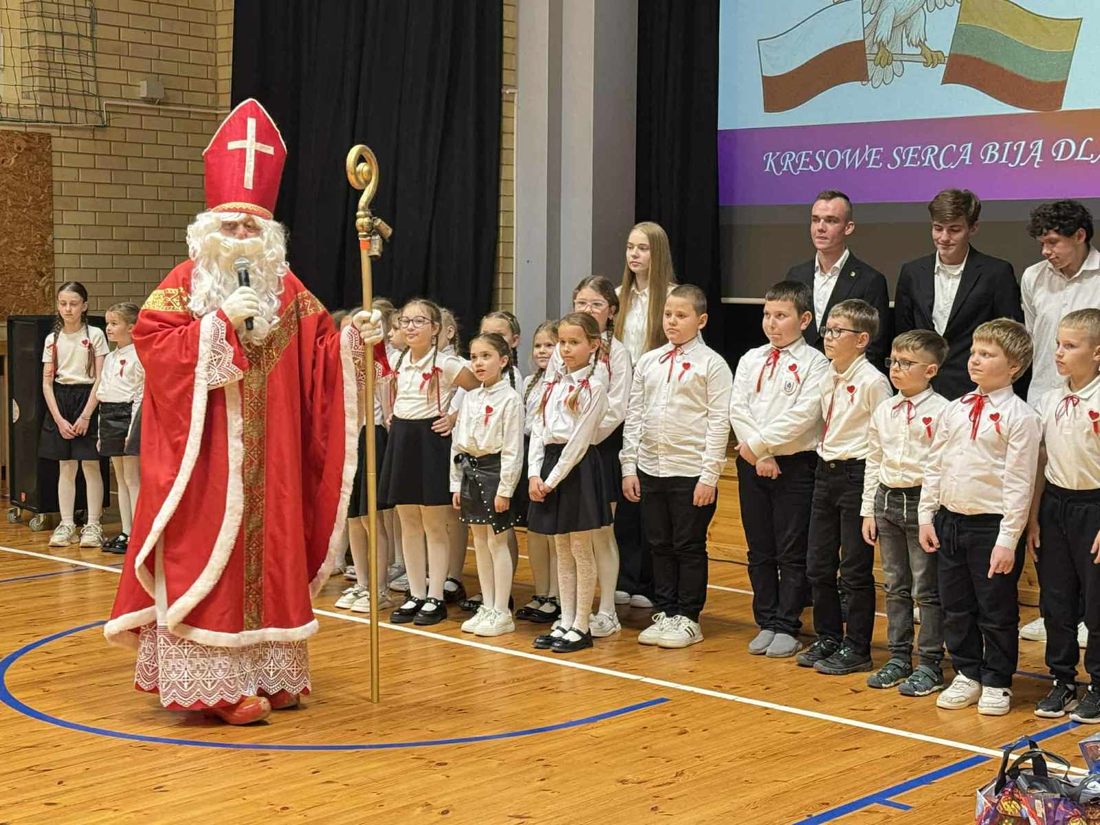 Dzieci z rejonu wileńskiego z radością powitały Świętego Mikołaja z Częstochowy.