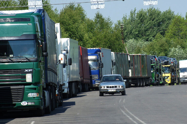 Ciężarówki w kolejce.