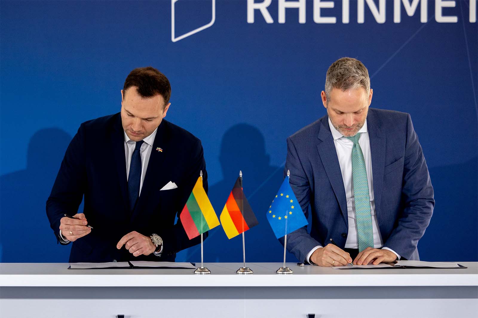 W ceremonii początku inwestycji 4 listopada udział wzięli m.in. litewski minister innowacji i gospodarki Edvinas Grikšas (po lewej) oraz dyrektor Rheinmetall, Armin Papperger.