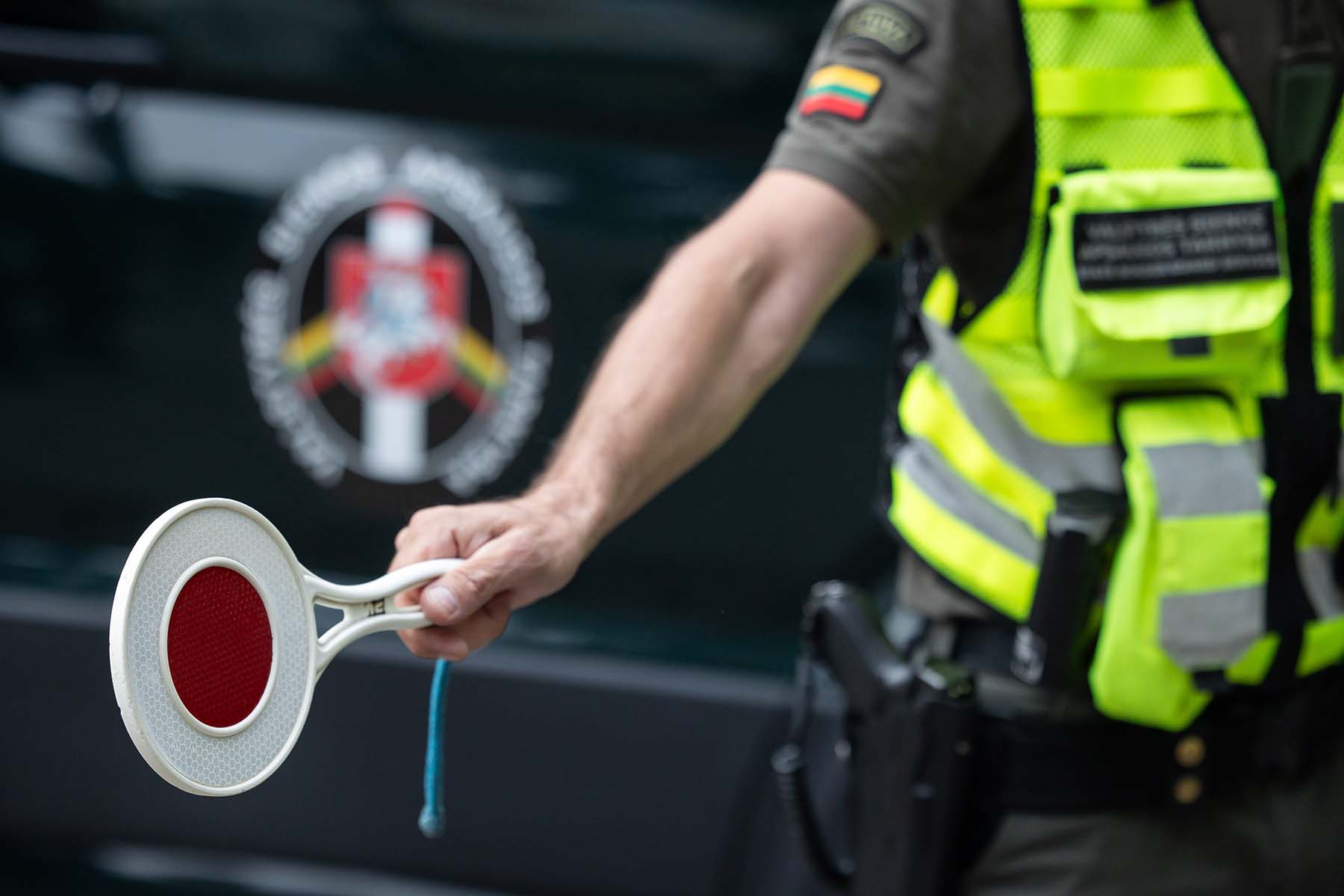 Policjant pokazuje Stop.