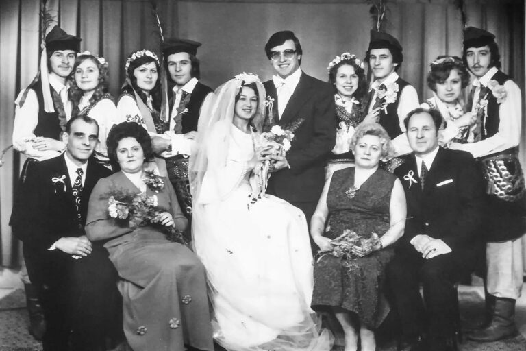 Zdjęcie ślubne Anny (z d. Ranszys) i Zbigniewa Witkowskich. Siedzą od lewej: Edward Jacewicz, Lilia Skrobot, Jadwiga Jacewicz, Jan Skrobot. Stoją od lewej: Franek Waluczko i Stasia, Irena Skrobot i Zenek Stupienko, Czesława Osipowicz i Jurek Skrobot, Jadwiga Witkowska i Edek Ranszys, 1976 r.