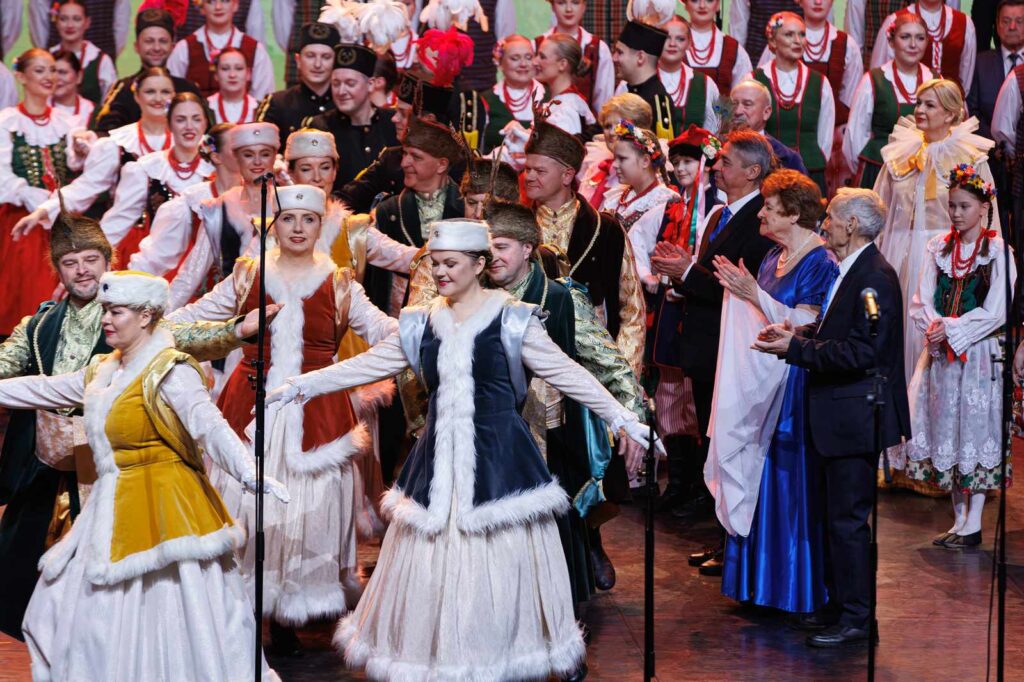 Wyjątkowe wydarzenie zainaugurował polonez powitalny, w którym udział wzięło kilka pokoleń wiliowców – ogółem ponad 60 par tancerzy .