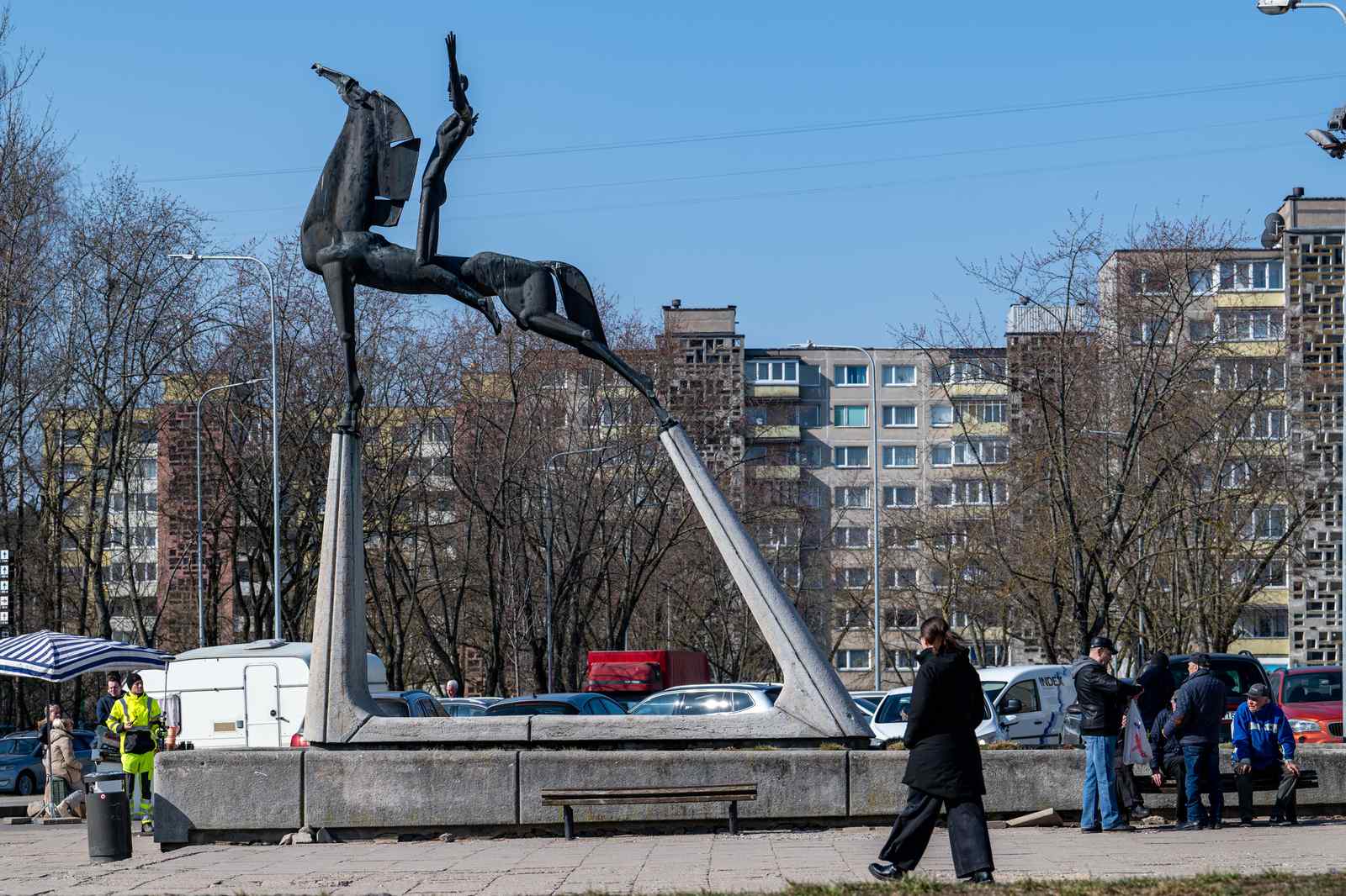 Wilno-lazdynai-2025-11-18-PORTAL Symbolem Leszczyniaków jest ustawiona w 1975 r. rzeźba „Rytas” dłuta Gediminasa Karaliusa.