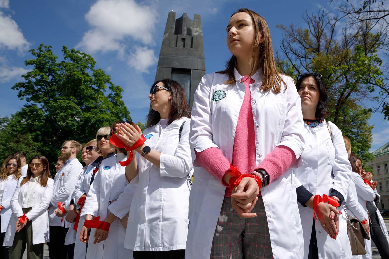 Medycy protestują przeciwko poprawkom do ustawy o ubezpieczeniu zdrowotnym.