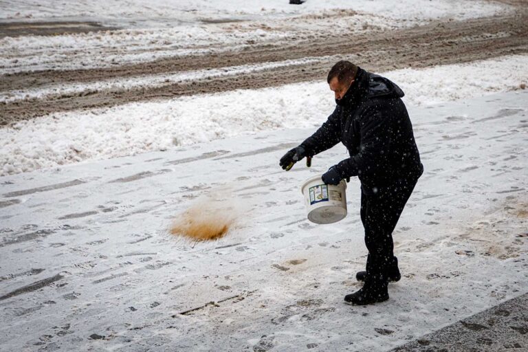 Posypywanie solą chodników.