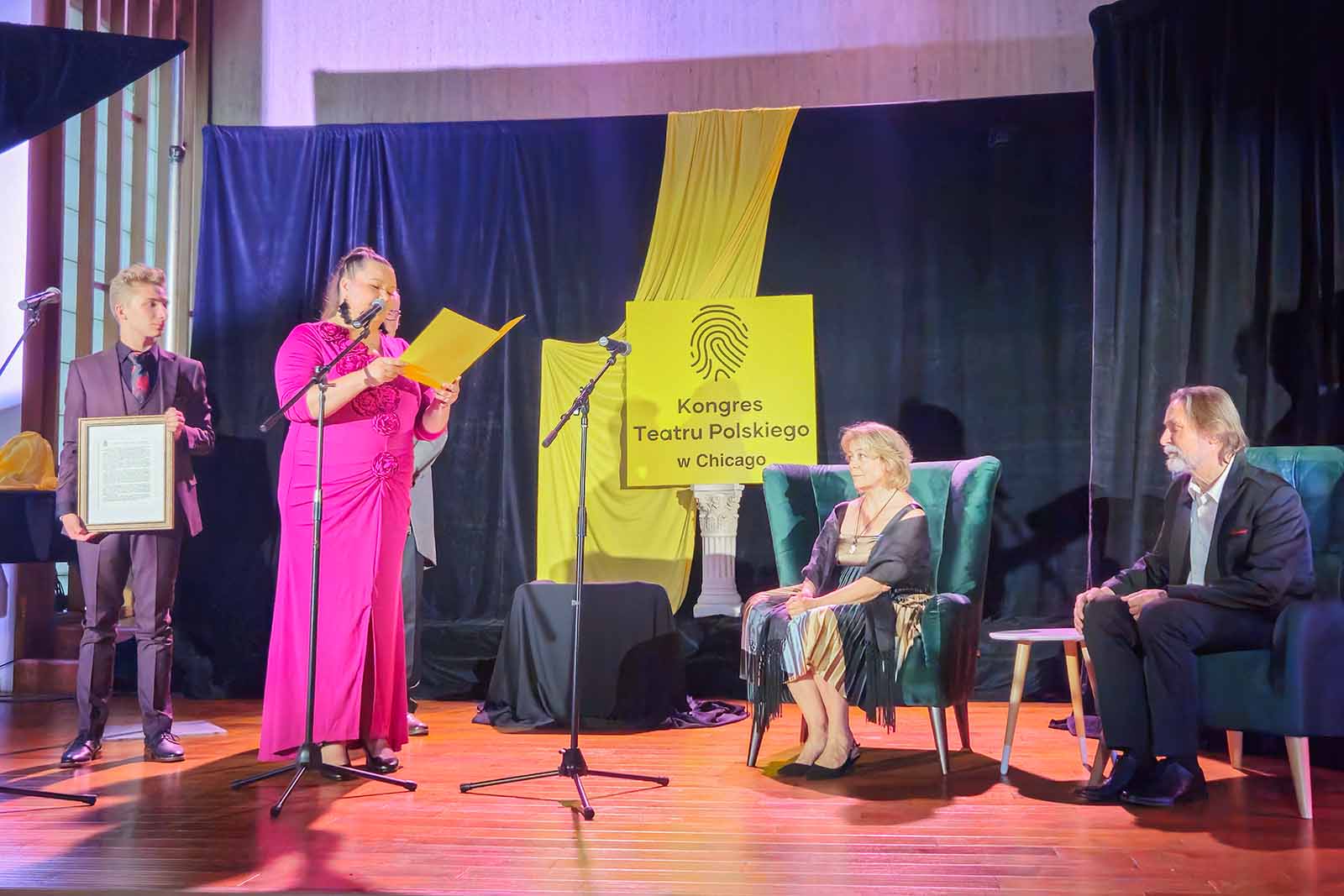 Aldona Olchowska odczytuje laudację dla Barbary Bilszty i Wojciecha Niewrzoła.