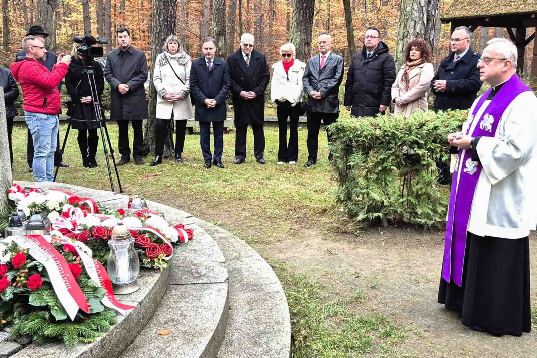 spol-Pszczelnik-2025-11-06-1 Po złożeniu kwiatów, wieńców i zapaleniu zniczy, przemawiał, a następie przewodniczył modlitwie w intencji tragicznie zmarłych tam lotników — ks. kan. Jerzy Tobiasz.
