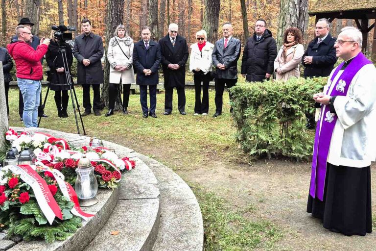 Po złożeniu kwiatów, wieńców i zapaleniu zniczy, przemawiał, a następie przewodniczył modlitwie w intencji tragicznie zmarłych tam lotników — ks. kan. Jerzy Tobiasz.