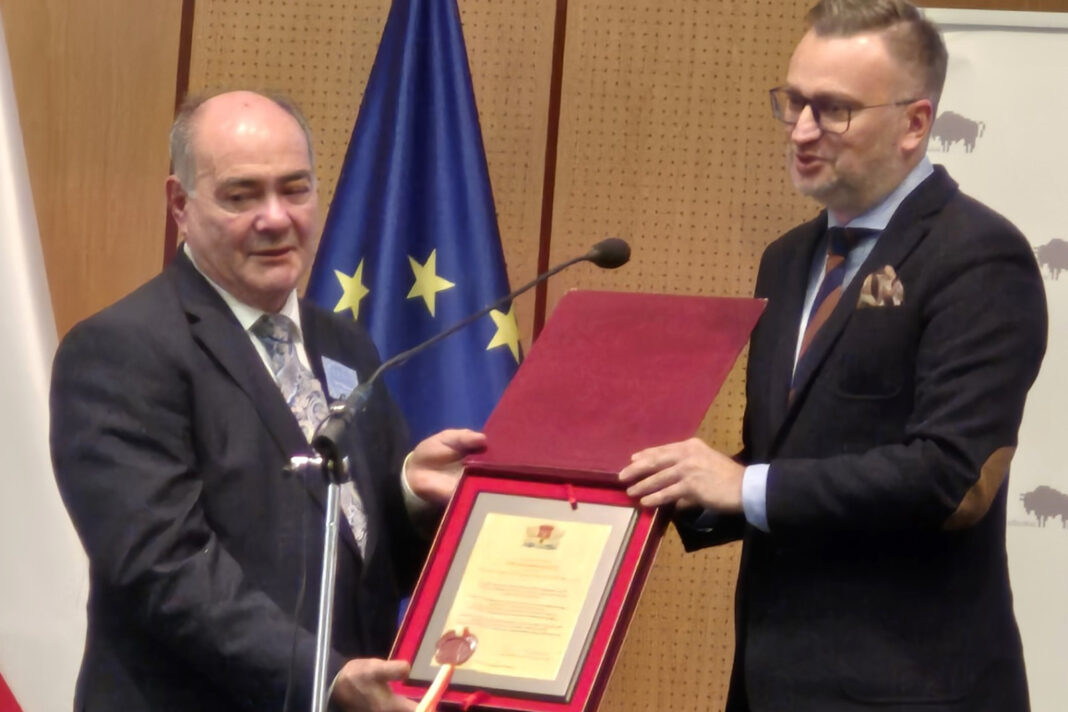 Prezes ZTRP Jan Adamowicz, otrzymuje z rąk wojewody podlaskiego Jacka Brzozowskiego list gratulacyjny.