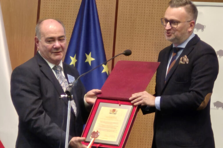 Prezes ZTRP Jan Adamowicz, otrzymuje z rąk wojewody podlaskiego Jacka Brzozowskiego list gratulacyjny.