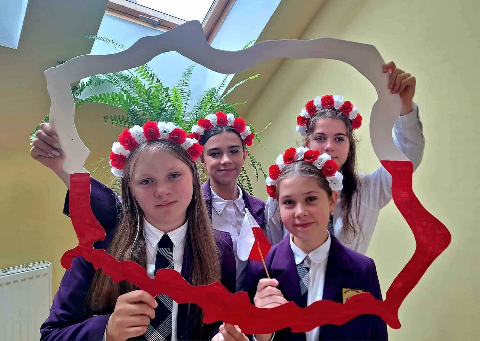 szkol-Pakiena-2025-11-25-PORTAL Uczniowie w biało-czerwonych wianuszkach.