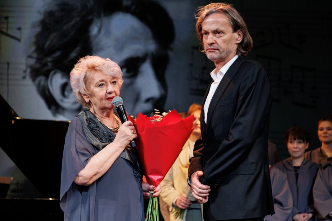 teatr-2025-11-15-1-PORTAL Lila Kiejzik, długoletnia kierownik artystyczna Polskiego Teatru „Studio” w Wilnie, reżyser, odebrała zasłużone laury za działalność sceny.