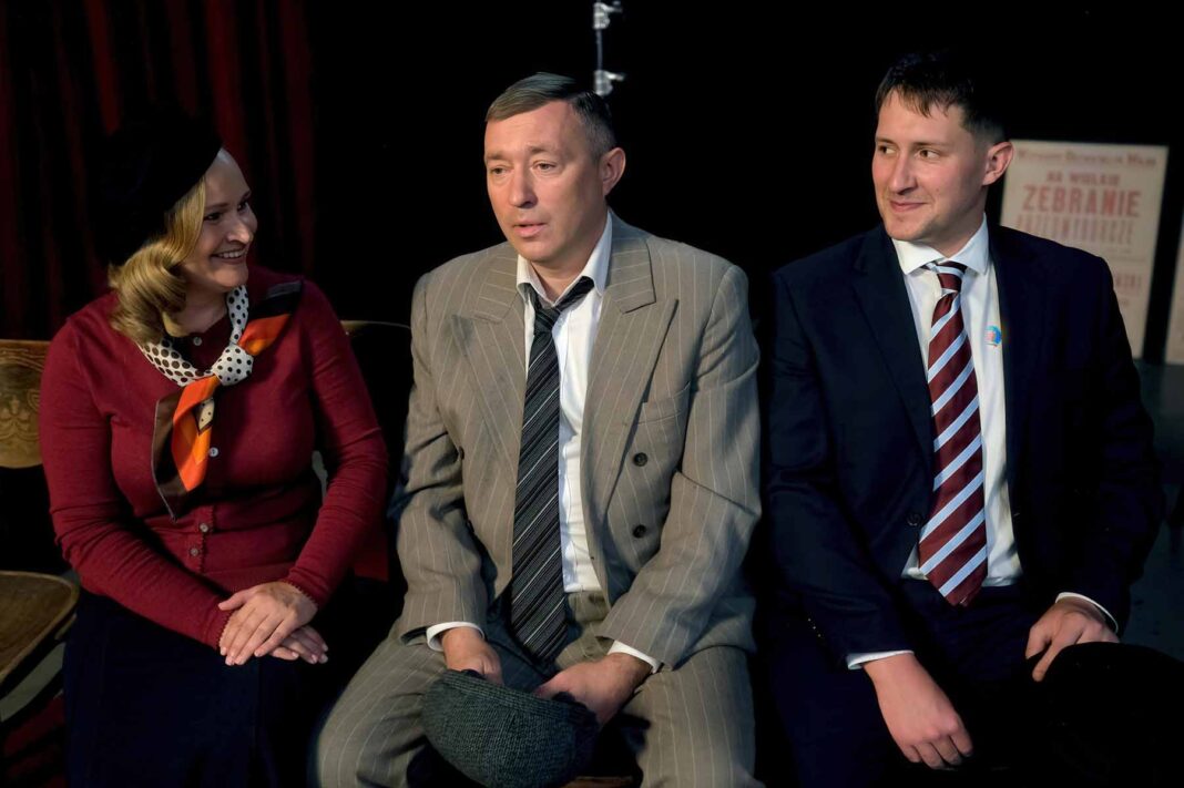 Marek Pszczołowski (w środku) w spektaklu muzycznym „Na wileńskiej ulicy” Polskiego Teatru „Studio”.