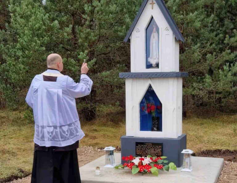 Ks. Vygintas Čiurinskas wyświęcił przydrożną kapliczkę.