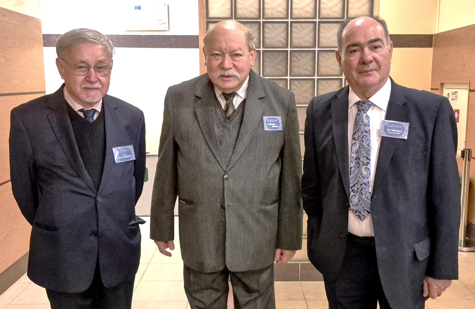 Prof. Selim Chazbijewicz (pierwszy z lewej), dr Ali Miśkiewicz (w środku) i Jan Adamowicz — prezes Związku Tatarów Rzeczypospolitej.