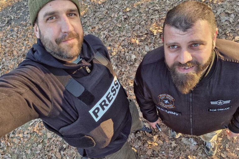 Tomáš Forró (na zdjęciu z lewej) oraz Mamuka Mamulaszwili z Legionu Gruzińskiego, który walczy po stronie ukraińskiej.