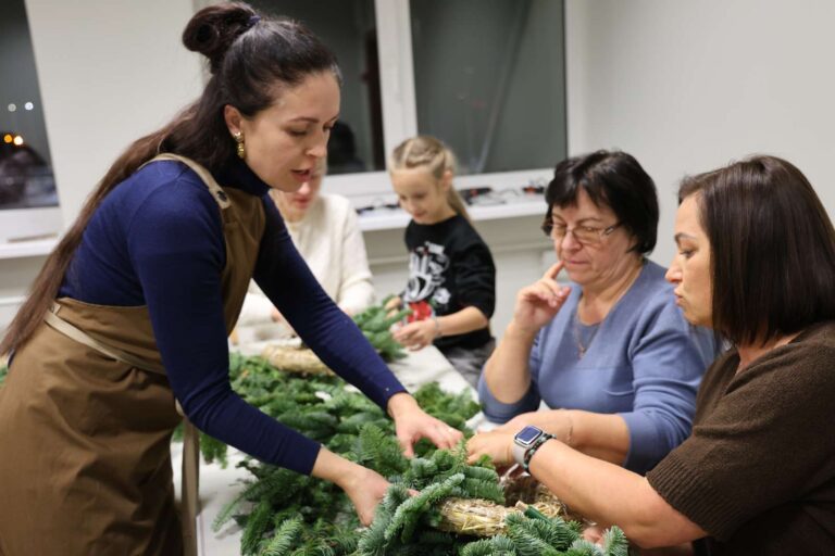 Kreatywność, piękno i przyjazna atmosfera: plecenie wieńca adwentowego w Rudominie