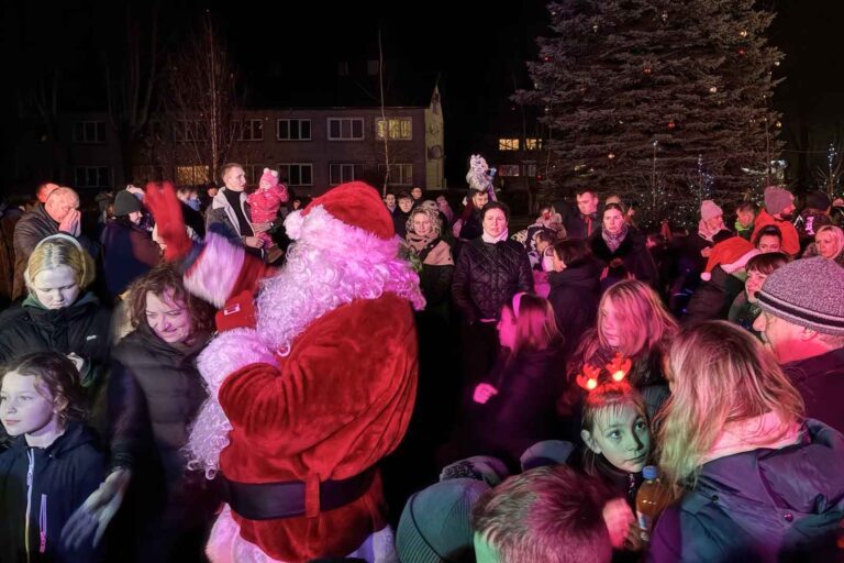 Spotkanie mieszkańców z mikołajem w zroszonym światłem Mariampolu