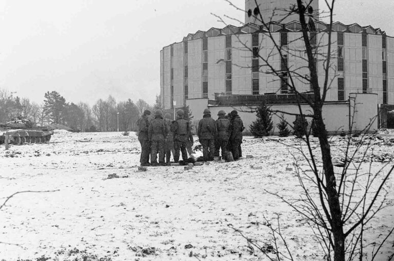 Sowieccy „bohaterzy” po zdobyciu wieży TV grzeją się przy ognisku, 13 stycznia 1991 r.
