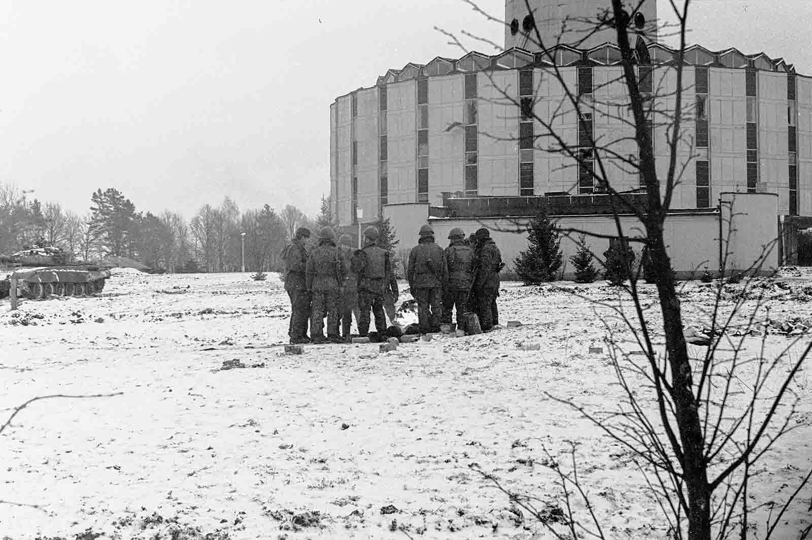 Sowieccy „bohaterzy” po zdobyciu wieży TV grzeją się przy ognisku, 13 stycznia 1991 r.