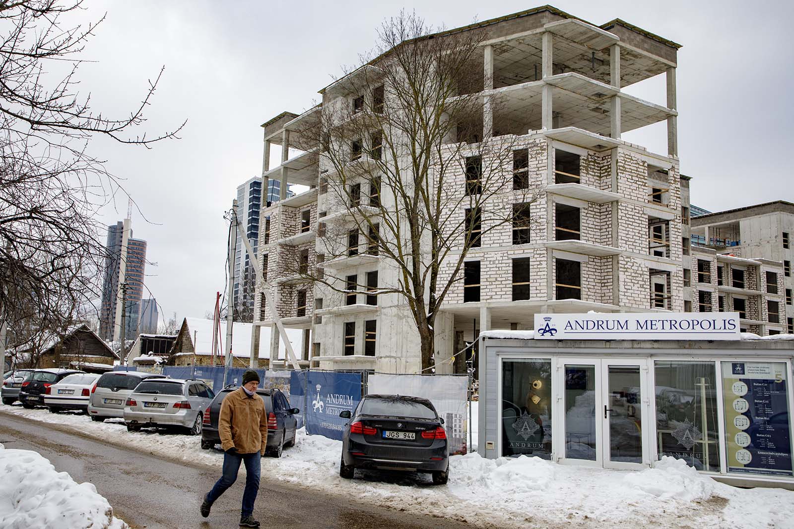 Budowa domu wielomieszkaniowego.