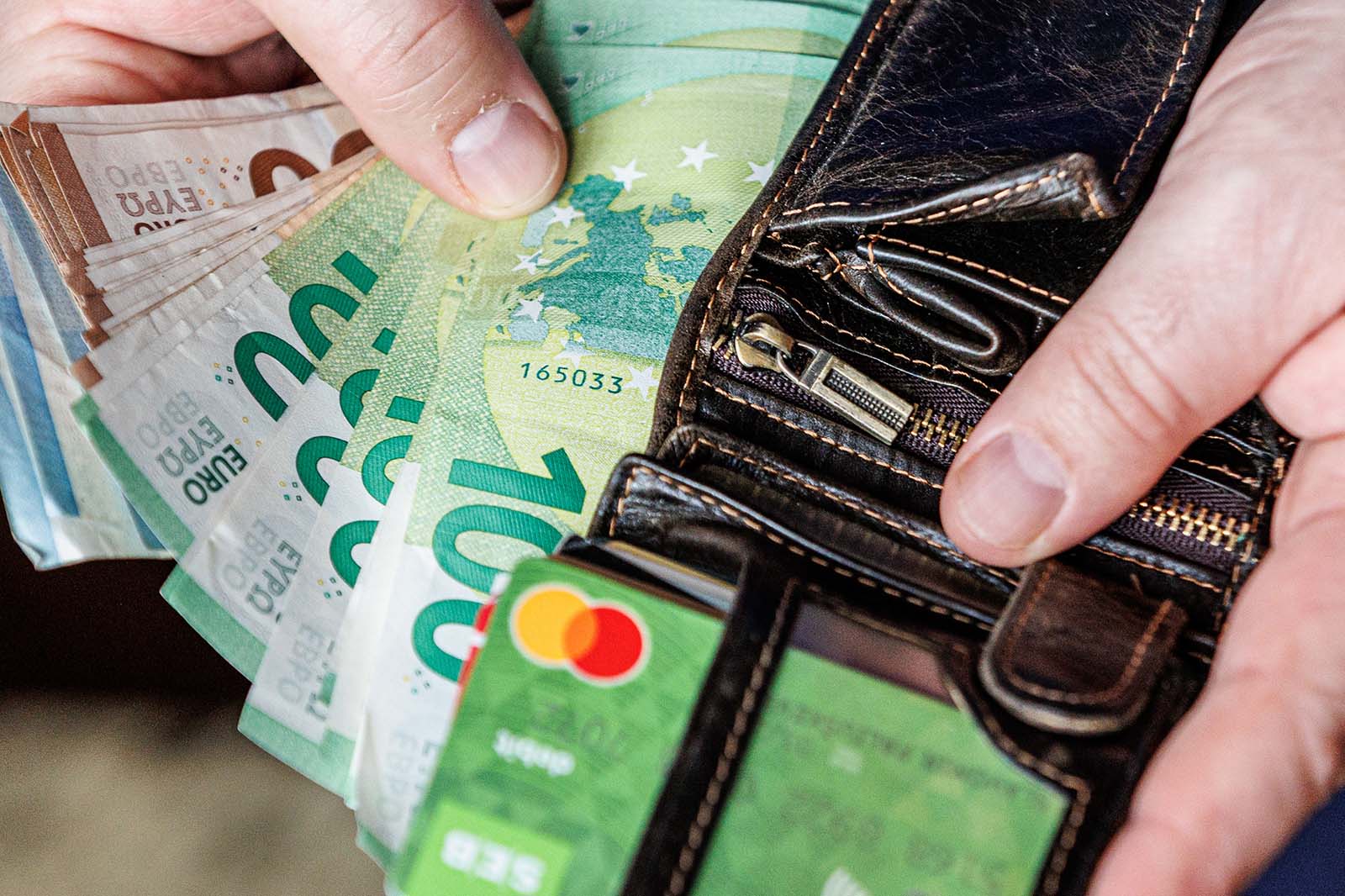 Pieniądze w portmonetce.