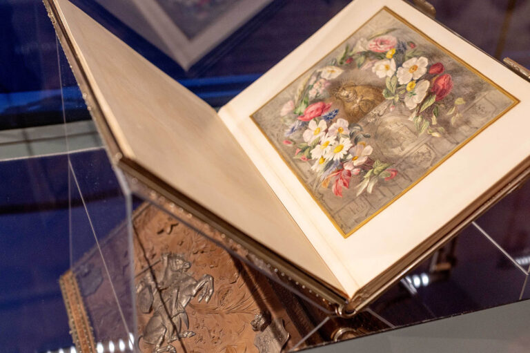 Każdy rękopis z tłumaczeniem bulli papieskiej jest bogato ilustrowany oraz oddaje wątki narodowe i religijne.