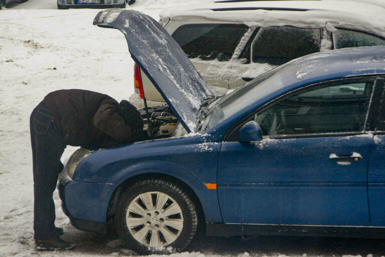 Kierowca naprawia samochód.