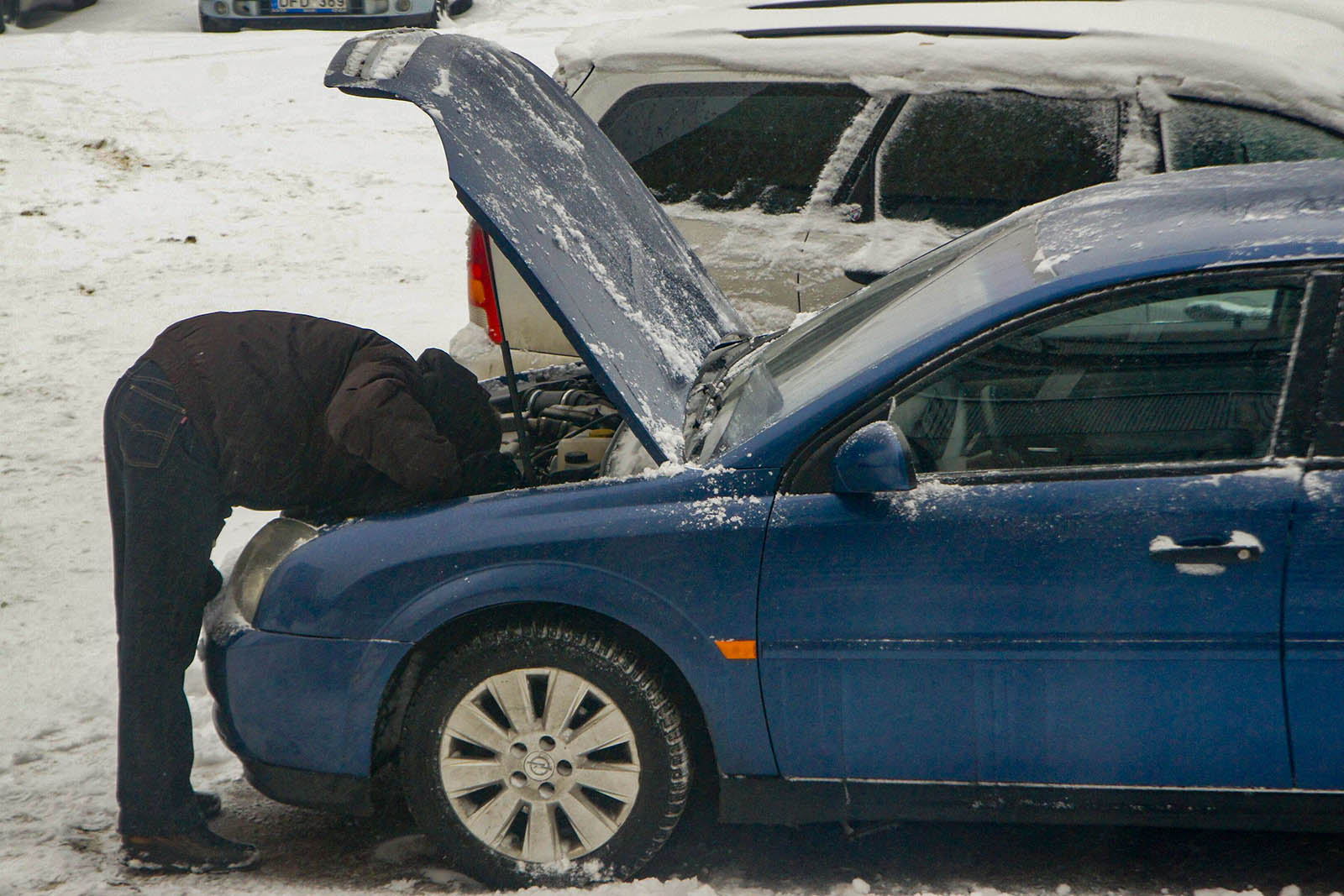 Kierowca naprawia samochód.