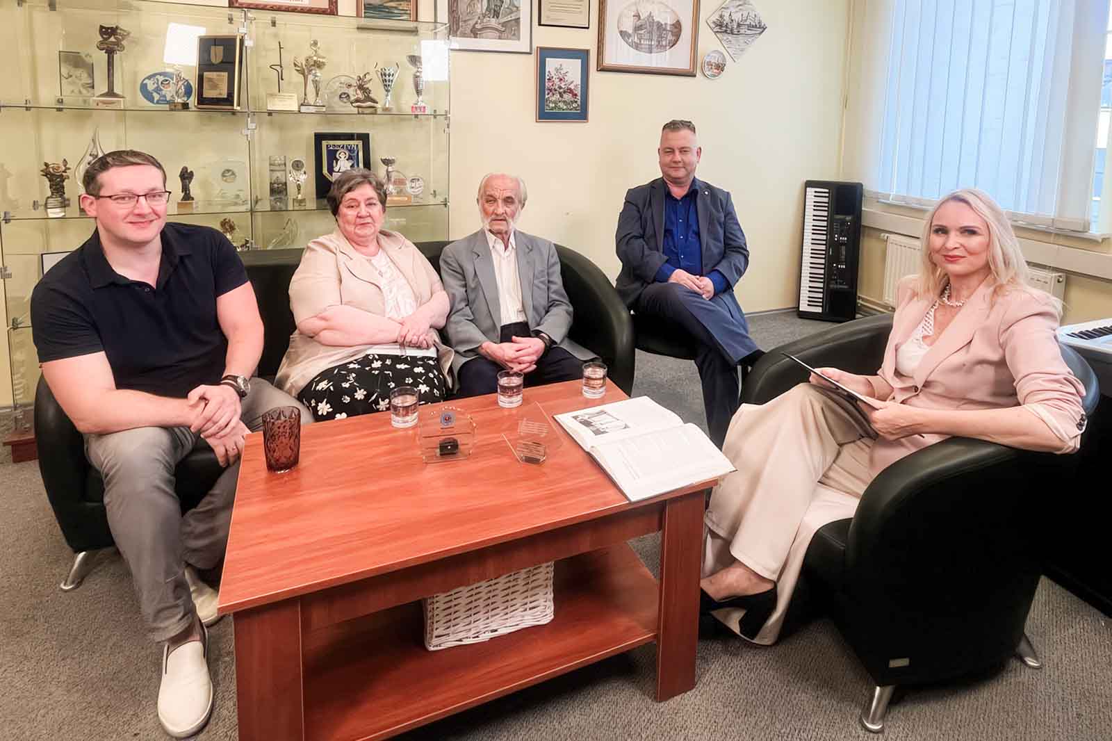 Roman Rotkiewicz (1947–2025) podczas rejestracji rozmowy ze swoją rodziną, również zaangażowaną w działalność „Wilii”.