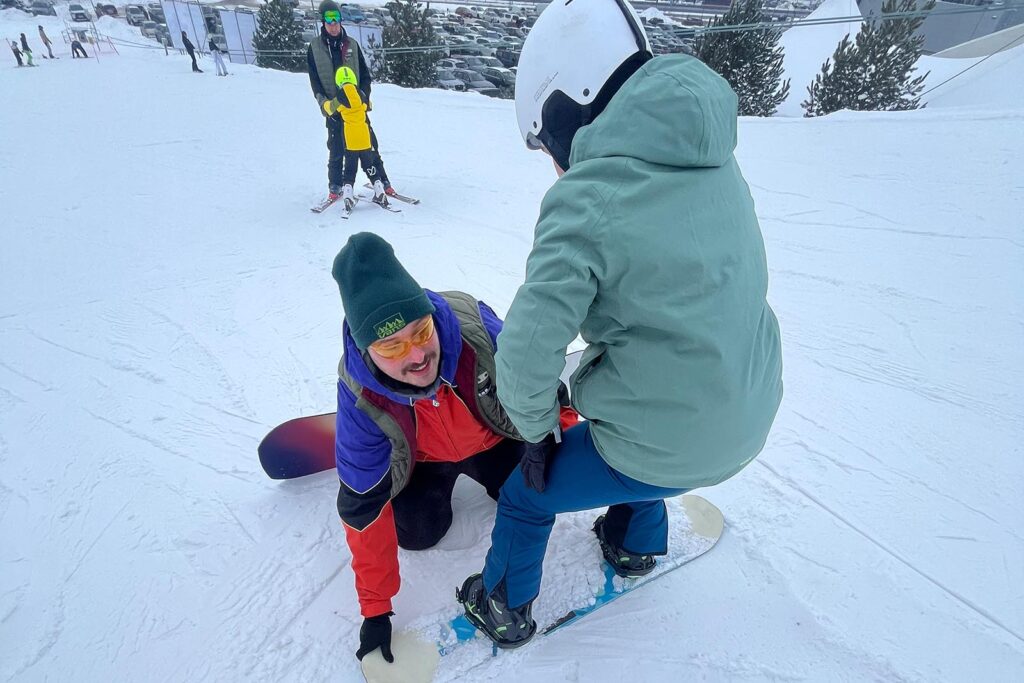Dzieci i dorośli na stoku.