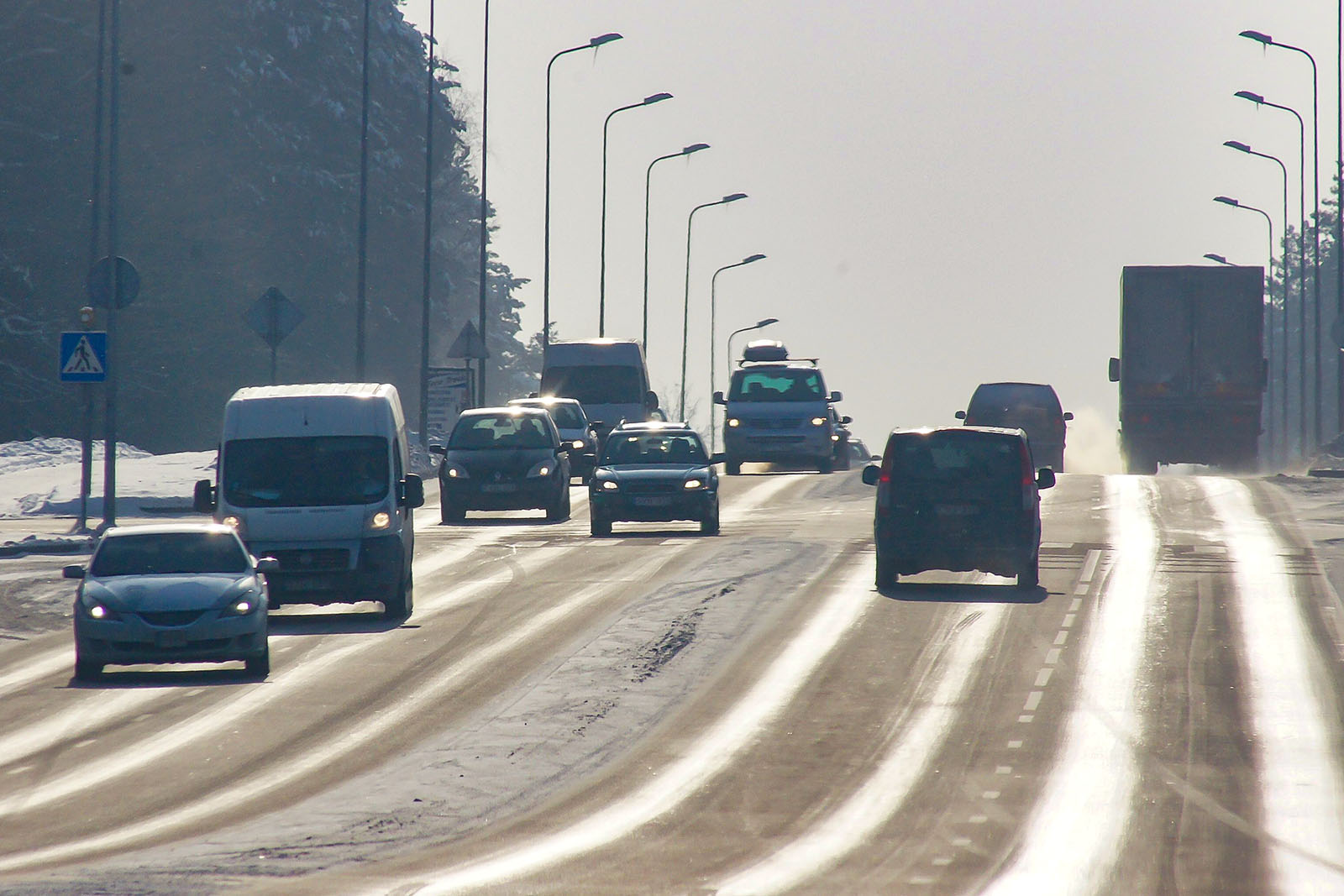 Szosą jada samochody.
