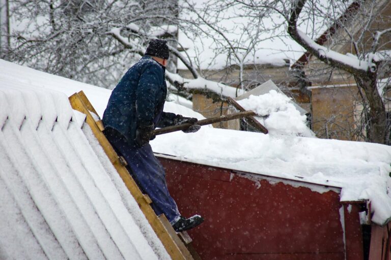 Regularne odśnieżanie dachów zapobiega uszkodzeniom konstrukcji i może uchronić przed kosztownymi szkodami.