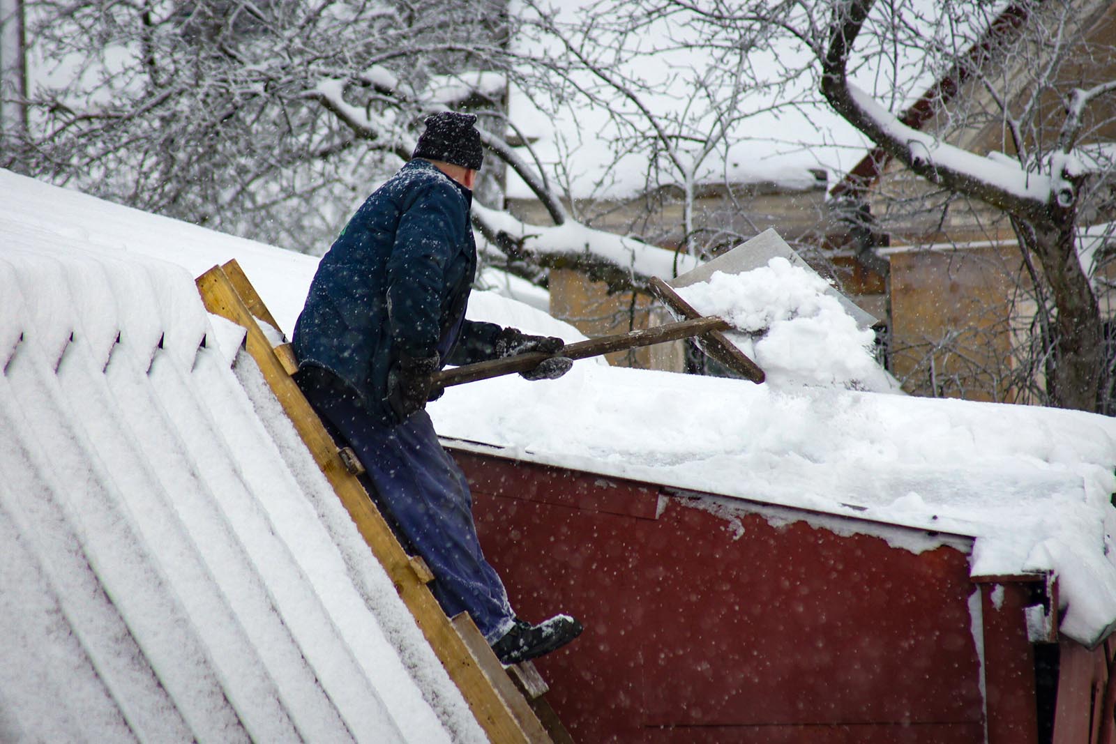 Regularne odśnieżanie dachów zapobiega uszkodzeniom konstrukcji i może uchronić przed kosztownymi szkodami.