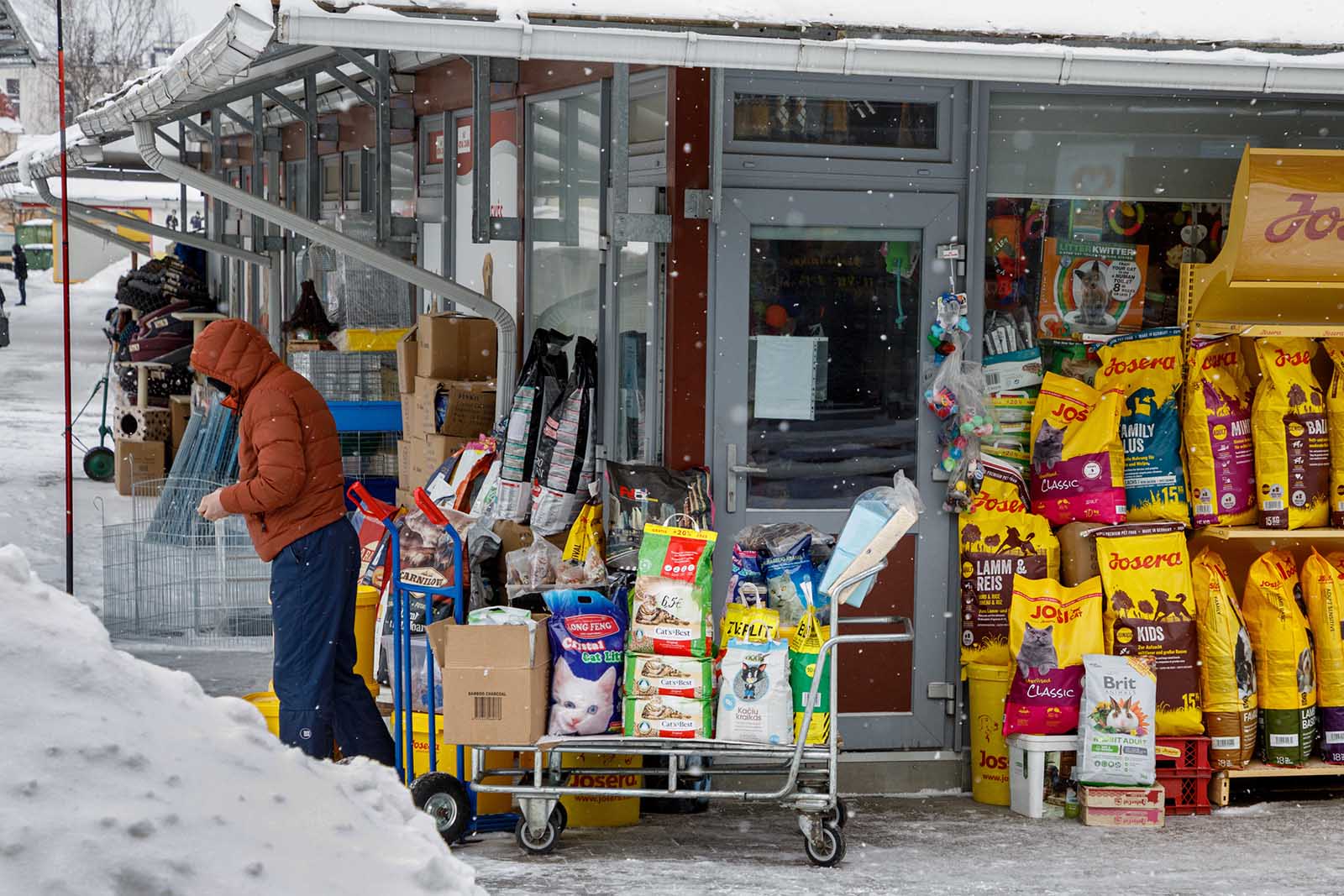 Kiosk z karmą dla zwierząt.