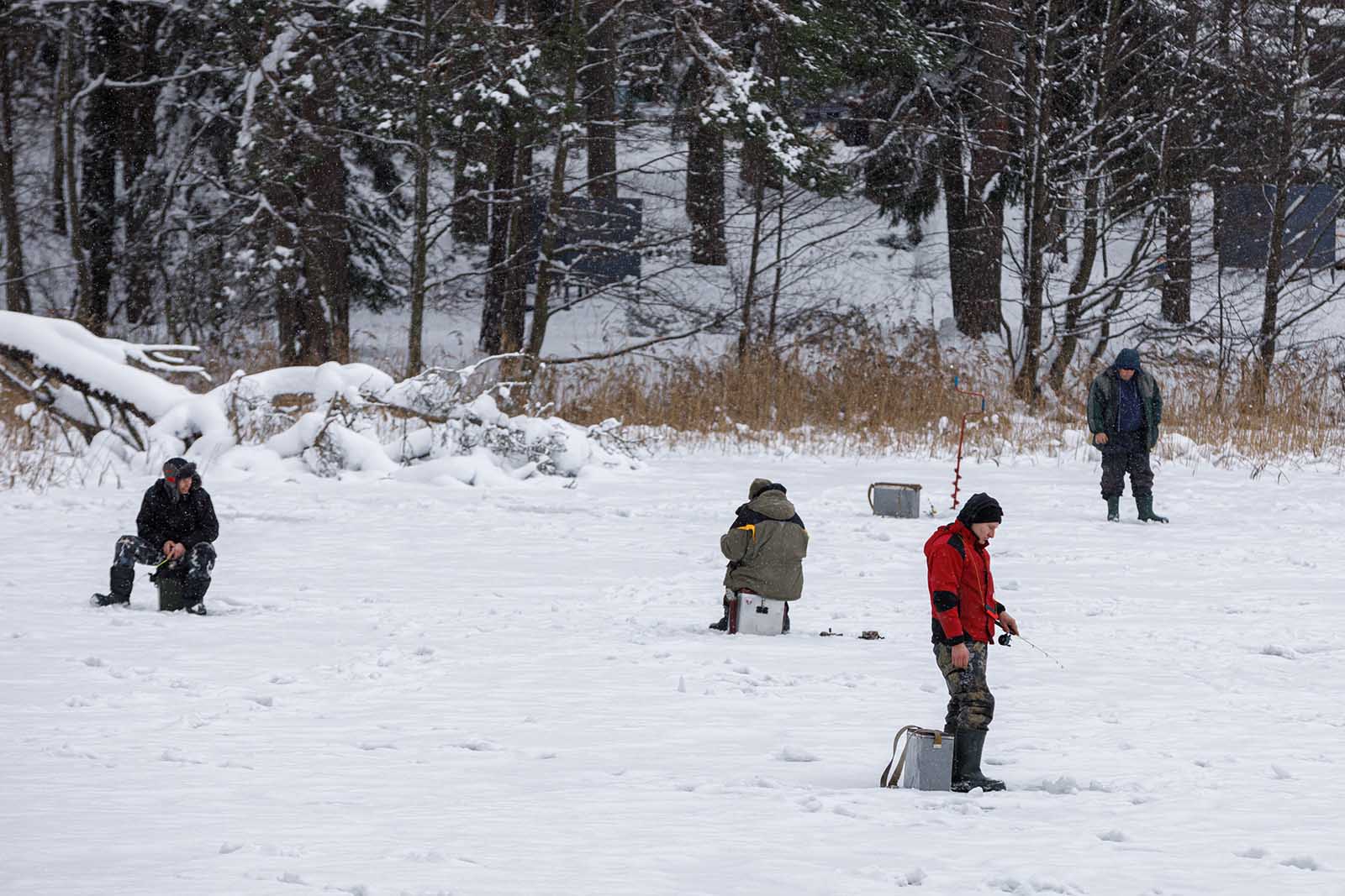 Gdy zima jest mroźna, a lód tworzy się stabilnie, na jeziorach i stawach nie brakuje wędkarzy.