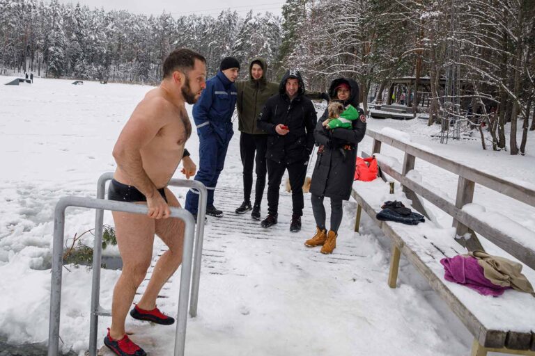 Coraz więcej osób staje się fanami morsowania i ekstremalnych kąpieli zimowych.