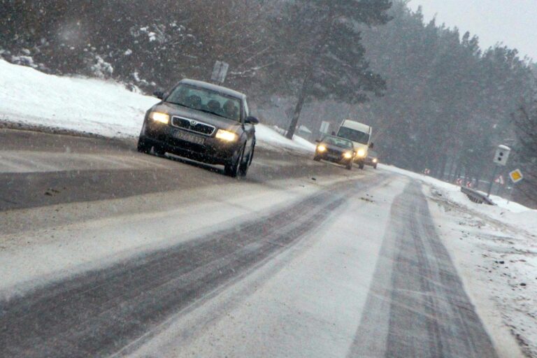 Samochody na szosie zimą.