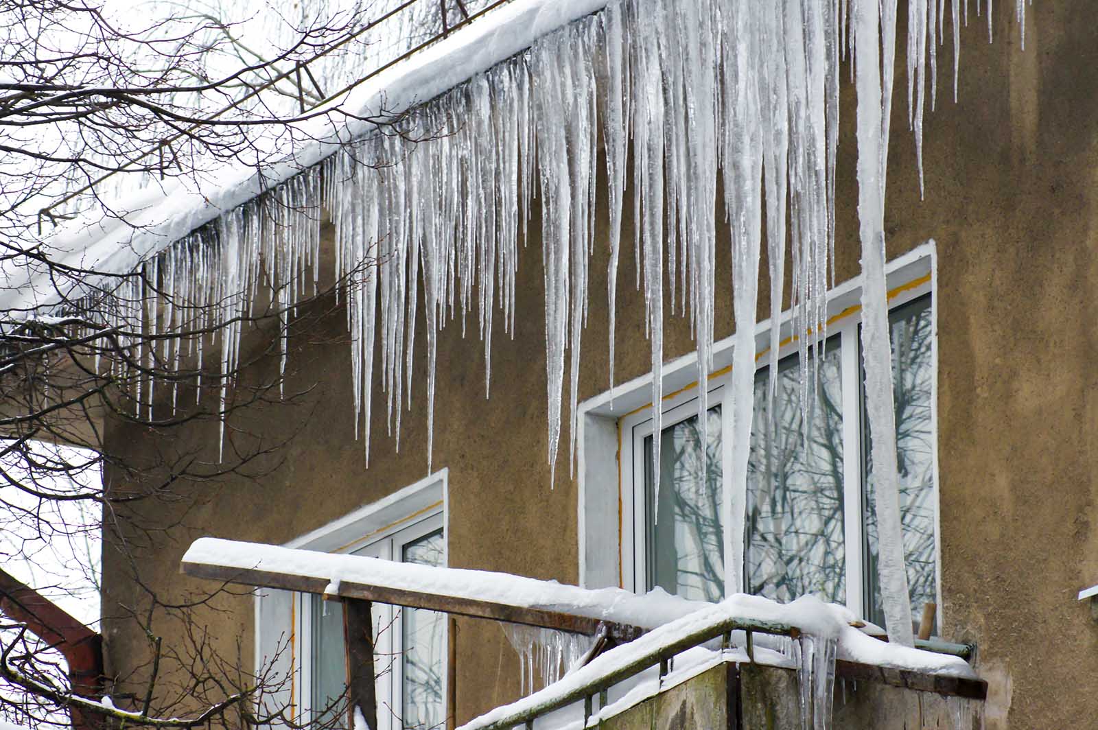 SPOL-sople-2026-01-20 Zwisające z dachu sople lodu.