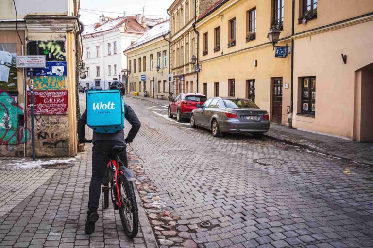 Na ulicy rowerzysta Woltu.