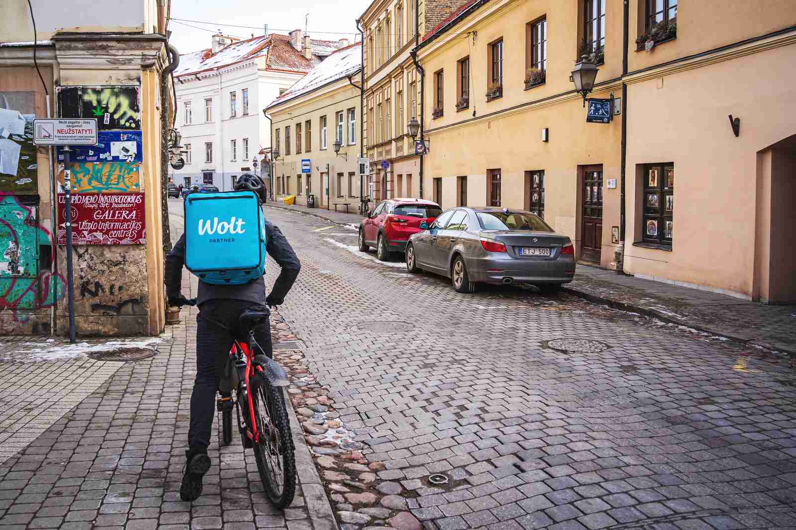 Na ulicy rowerzysta Woltu.