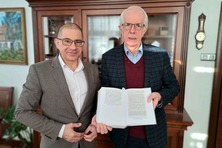 Prof. Lech Szajdak (na zdjęciu z prawej).